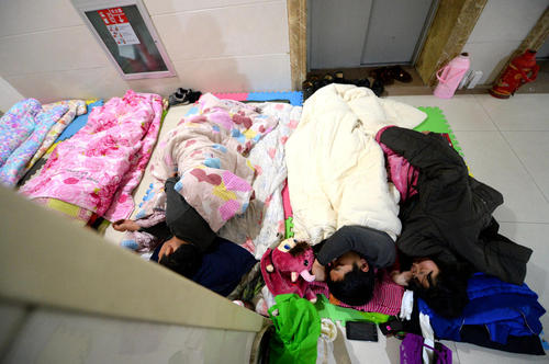 醫(yī)院打地鋪會(huì)傷害健康，有了共享陪護(hù)床就不用再打地鋪了！