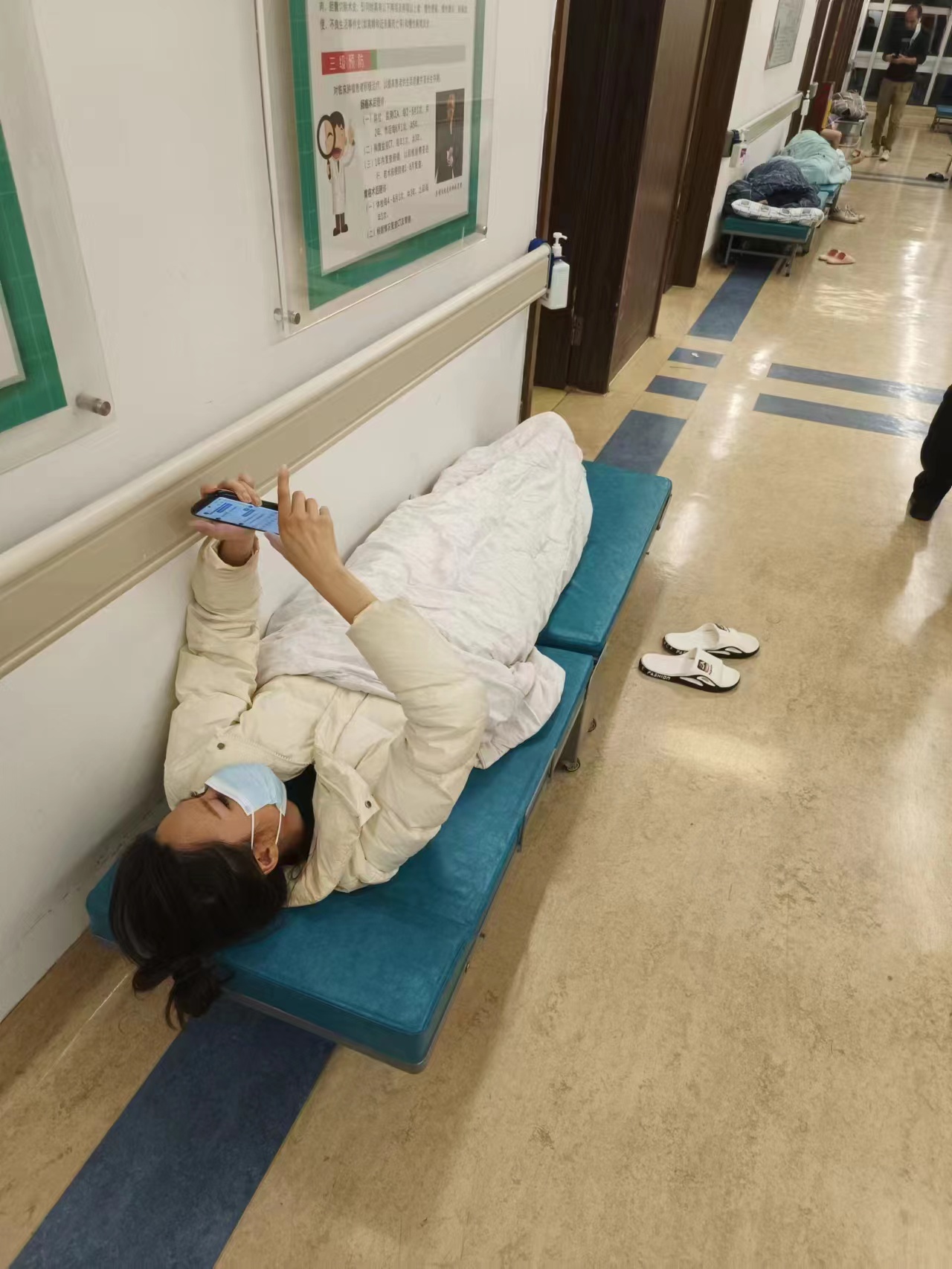 醫(yī)院陪護床"告急"，陪護家屬面臨無處可睡的困境